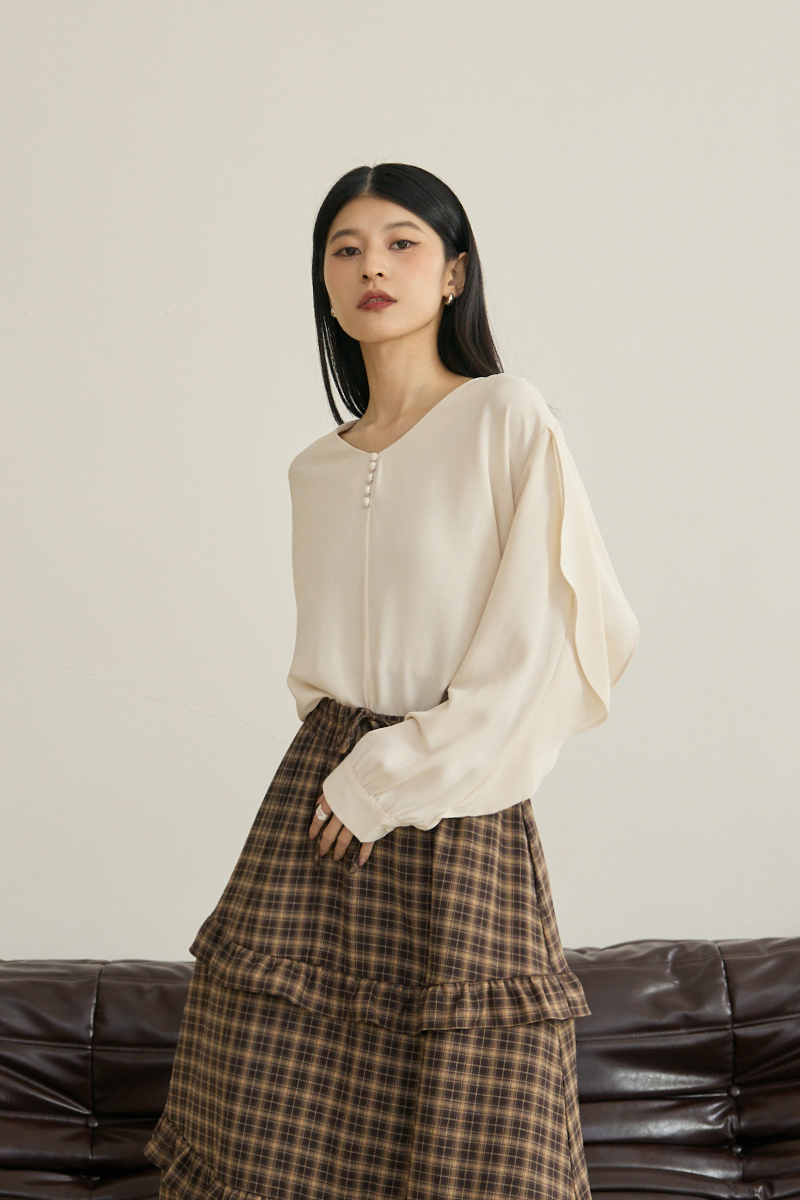 假排釦造型荷葉袖上衣