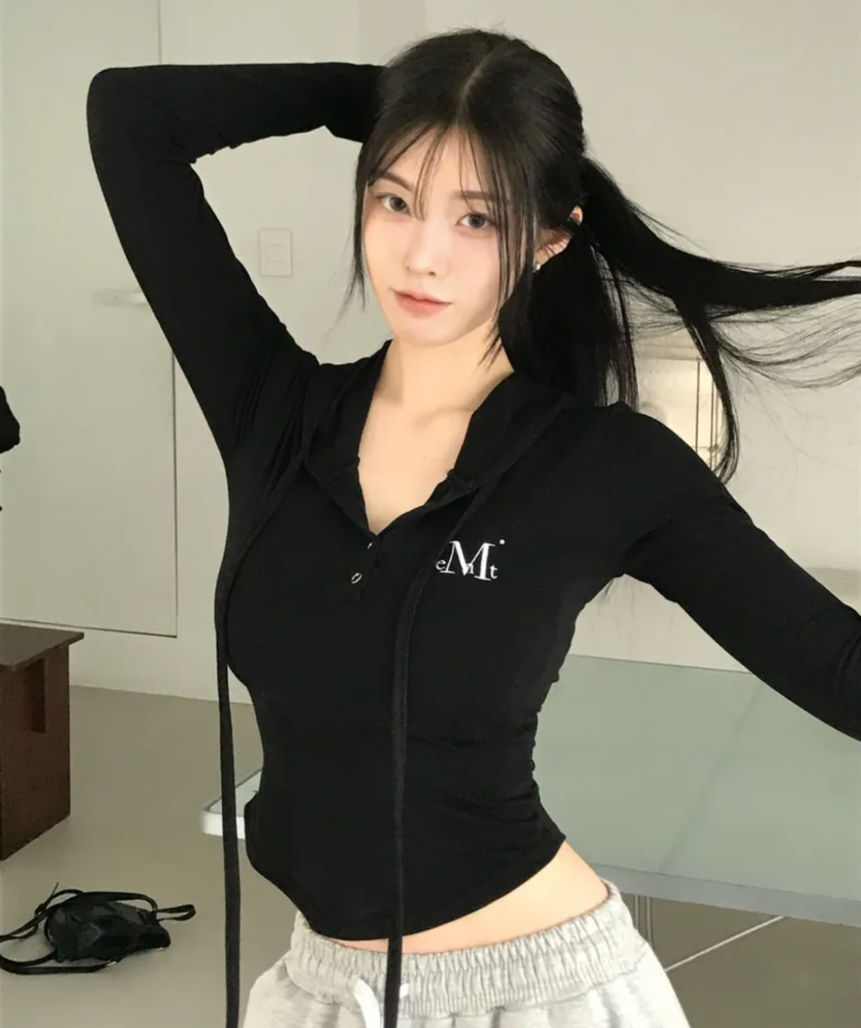 韓國🇰🇷連線 MUCENT 前釦連帽V領長袖T 短版 4色 黑色 白色 灰色 (任買兩件711免運)/預購