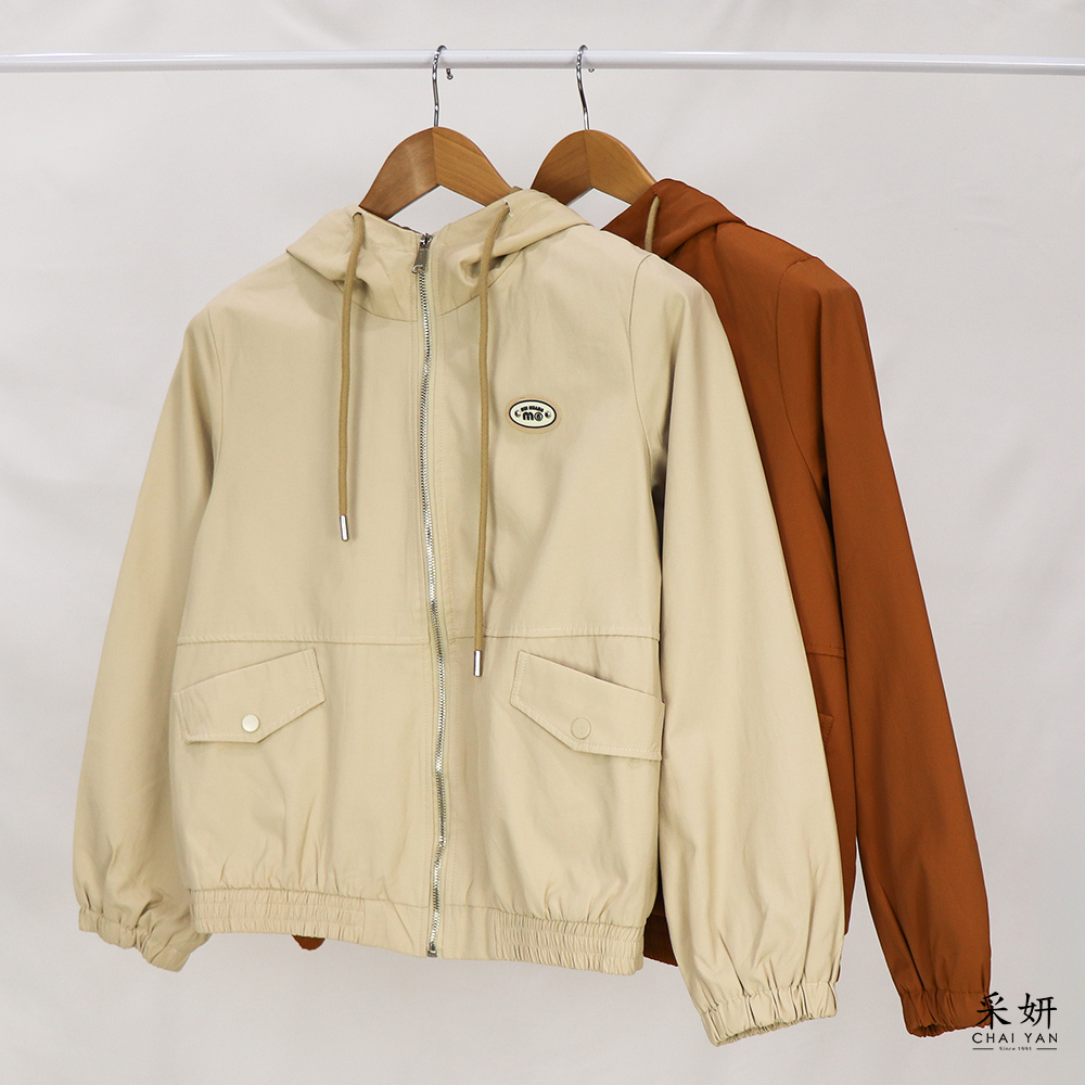 胸口字母布膠標抽繩連帽拉鍊外套