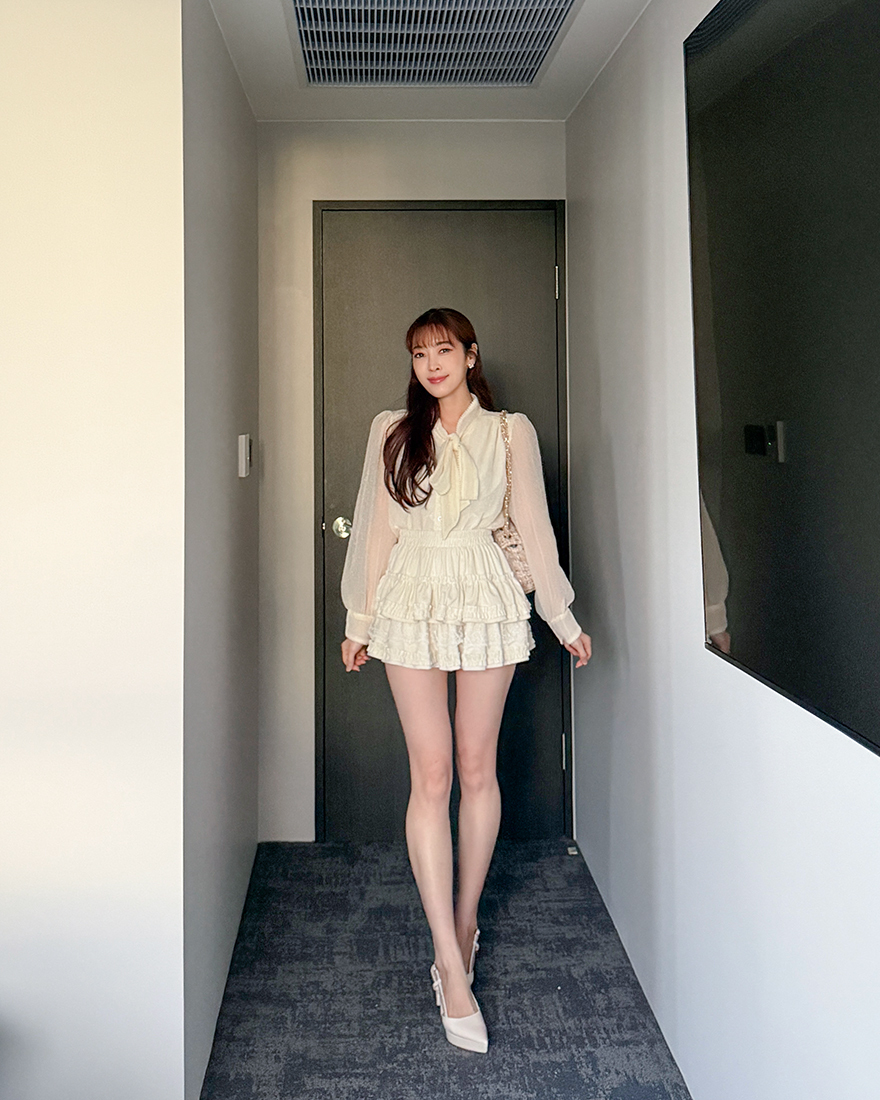 LINA LINA優雅光采珍珠蝴蝶綁結紋理上衣-唯美杏