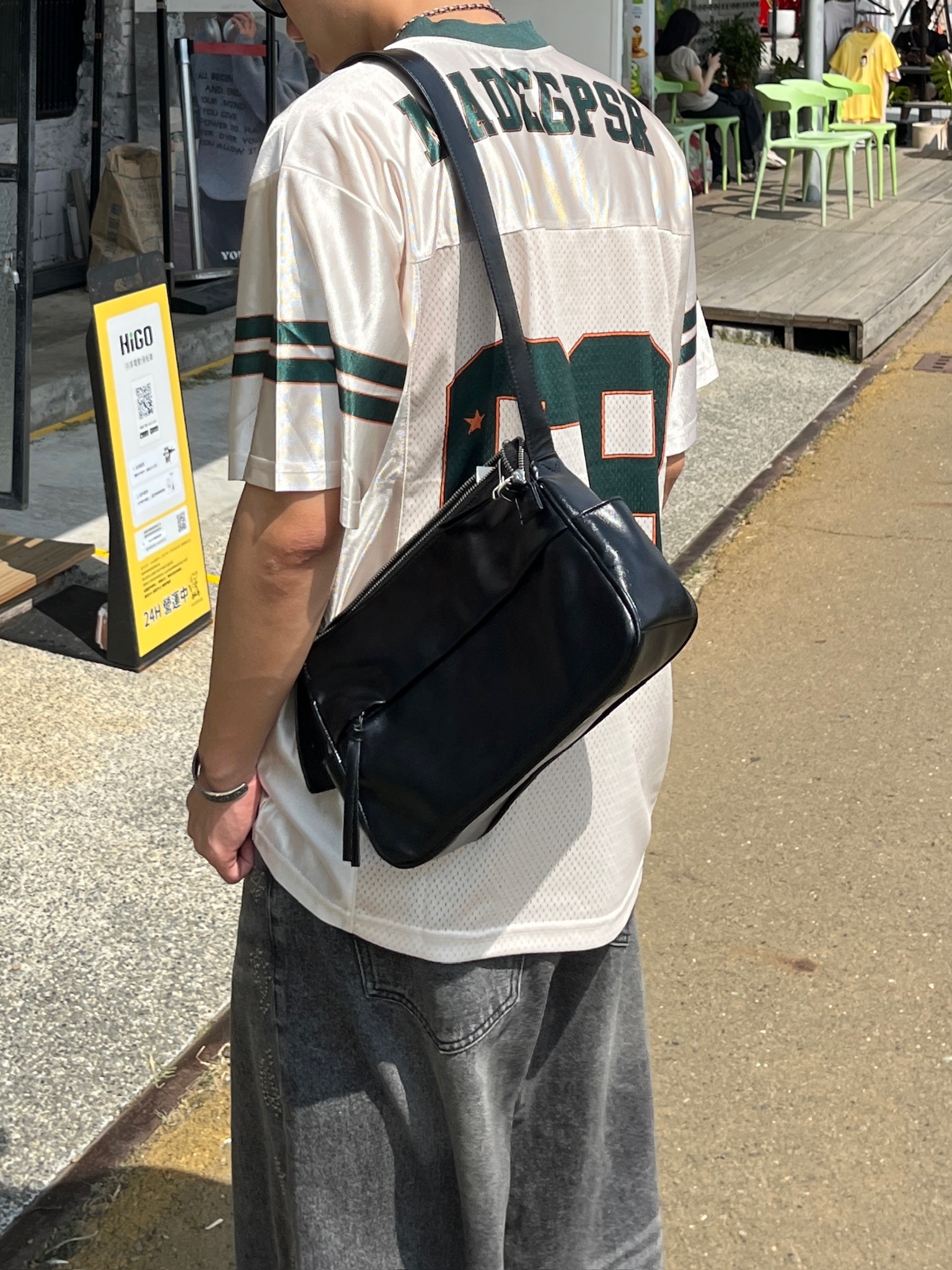 日本代購 漆黑光澤側背包