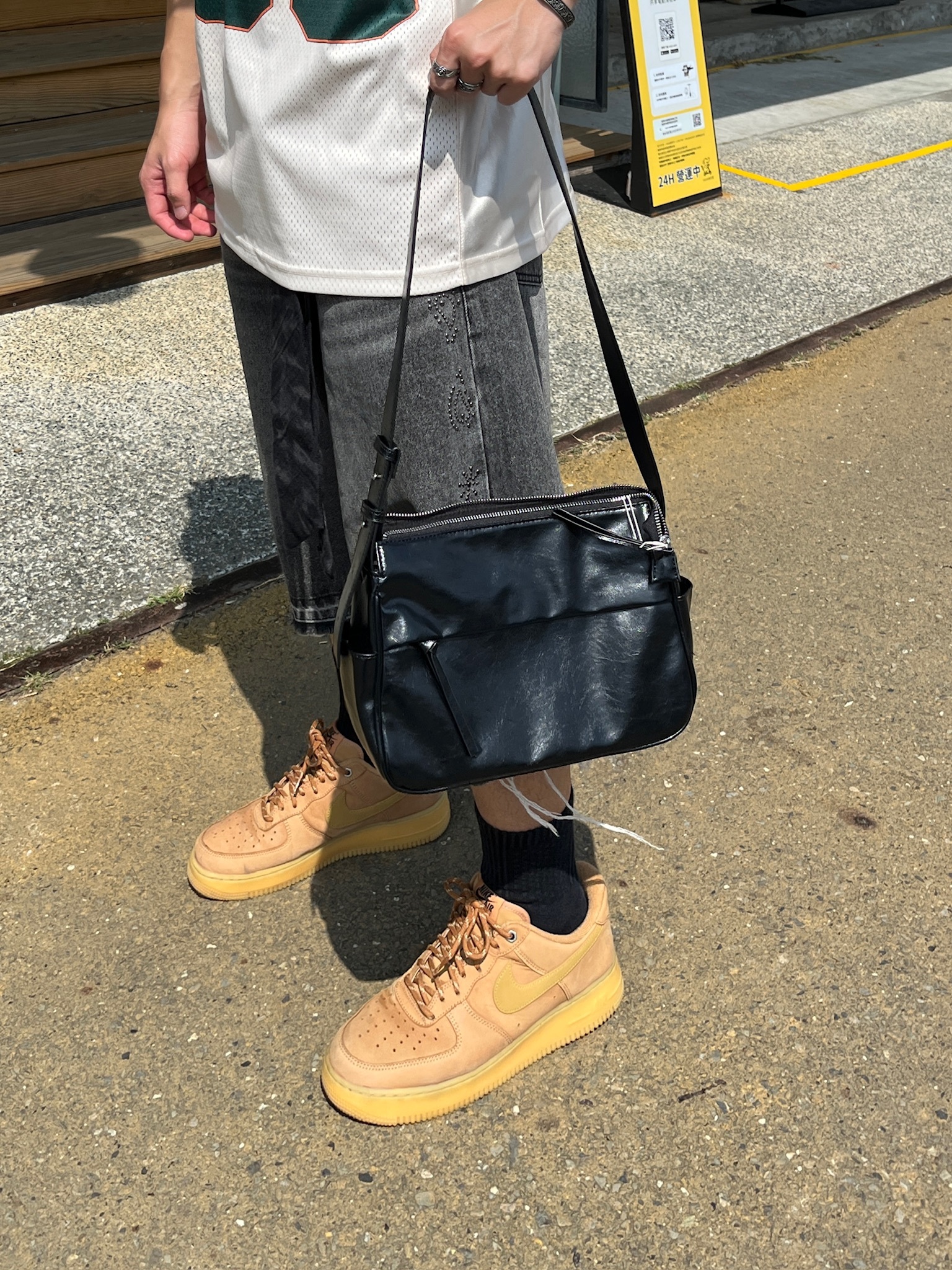 日本代購 漆黑光澤側背包