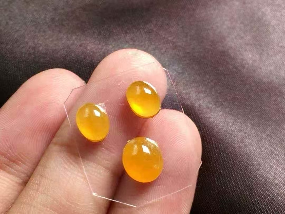 1117361 翡翠黃翡蛋面一手