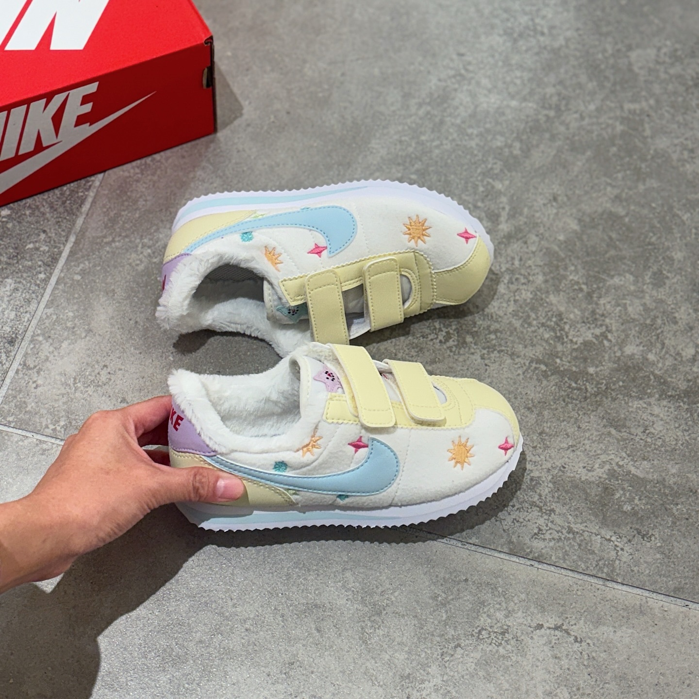 Nike Cortez Basic SL BPV 日本限定 馬卡龍 日月星辰 刺繡 淡黃 魔鬼氈 阿甘 中童 童鞋 IQ7668-141