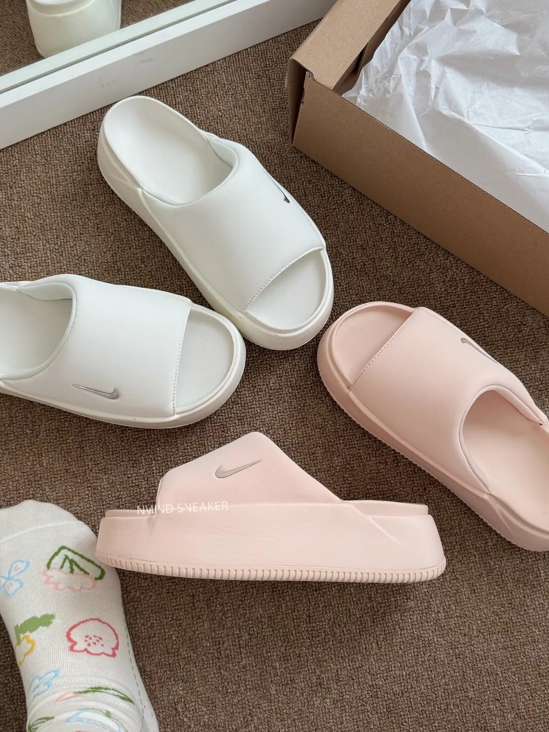 <⚠出清大雜燴⚠> 25cm-Nike Calm Elevation 小勾勾厚底拖鞋 黑色/粉色