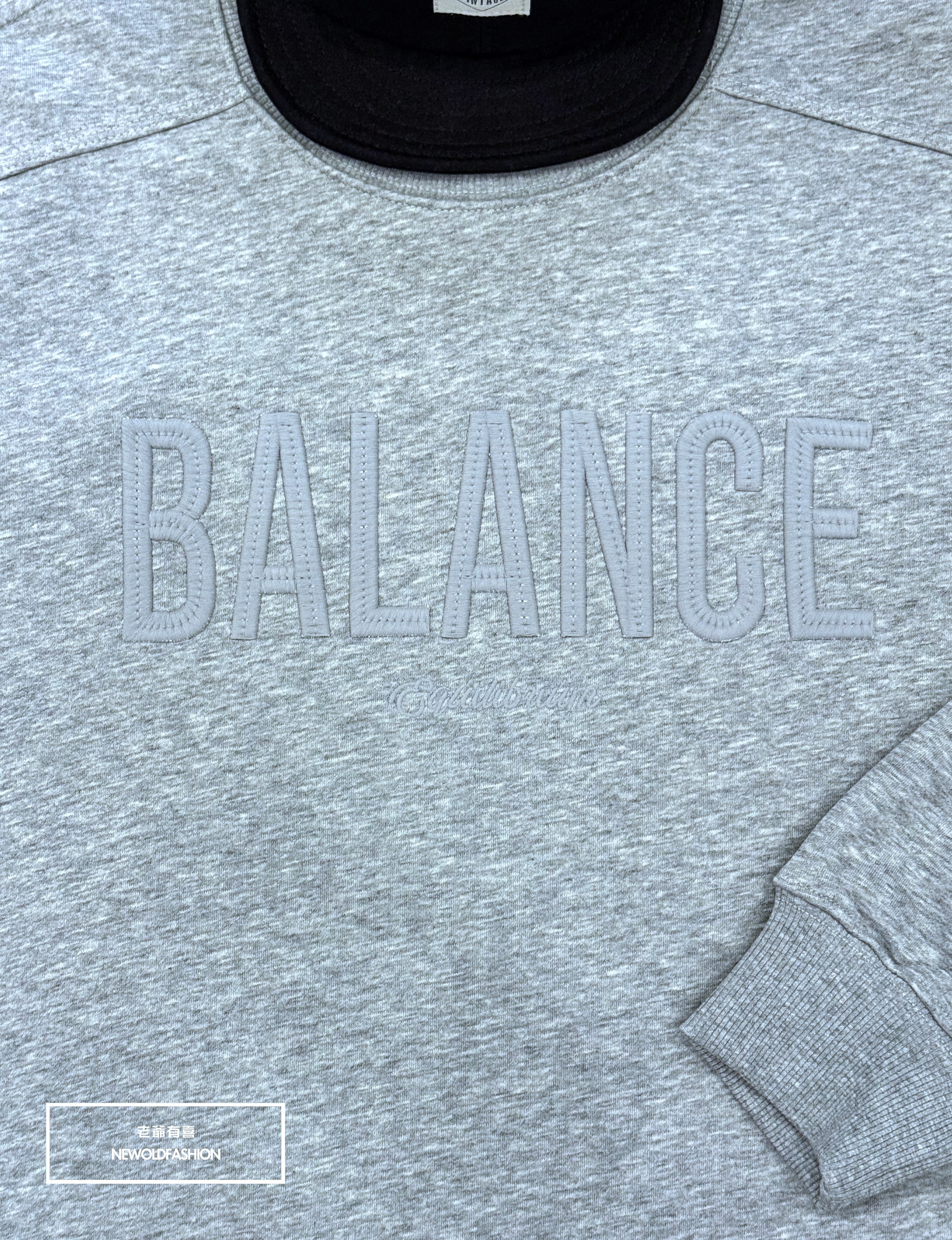 『新品上市』重磅Balance刺繡刷毛大學T(NOF2511Z6103)-淺灰