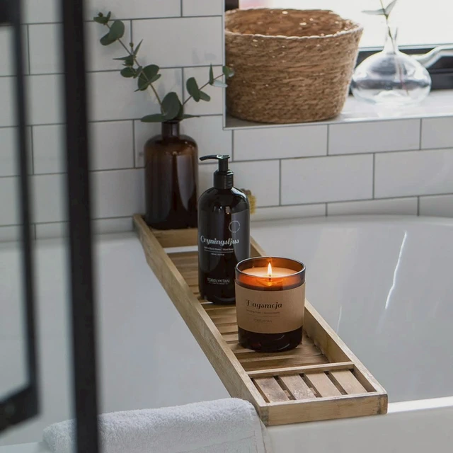 Torplyktan-solstickan,蠟燭-寒冬,柔和溫暖檀香為基底,融合淡淡的烘烤香草香