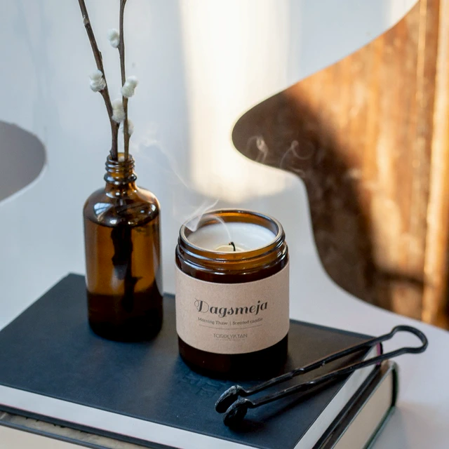 Torplyktan-solstickan，蠟燭-寒冬，帶有些許甜感的木質調,幸福又滿足的香氣