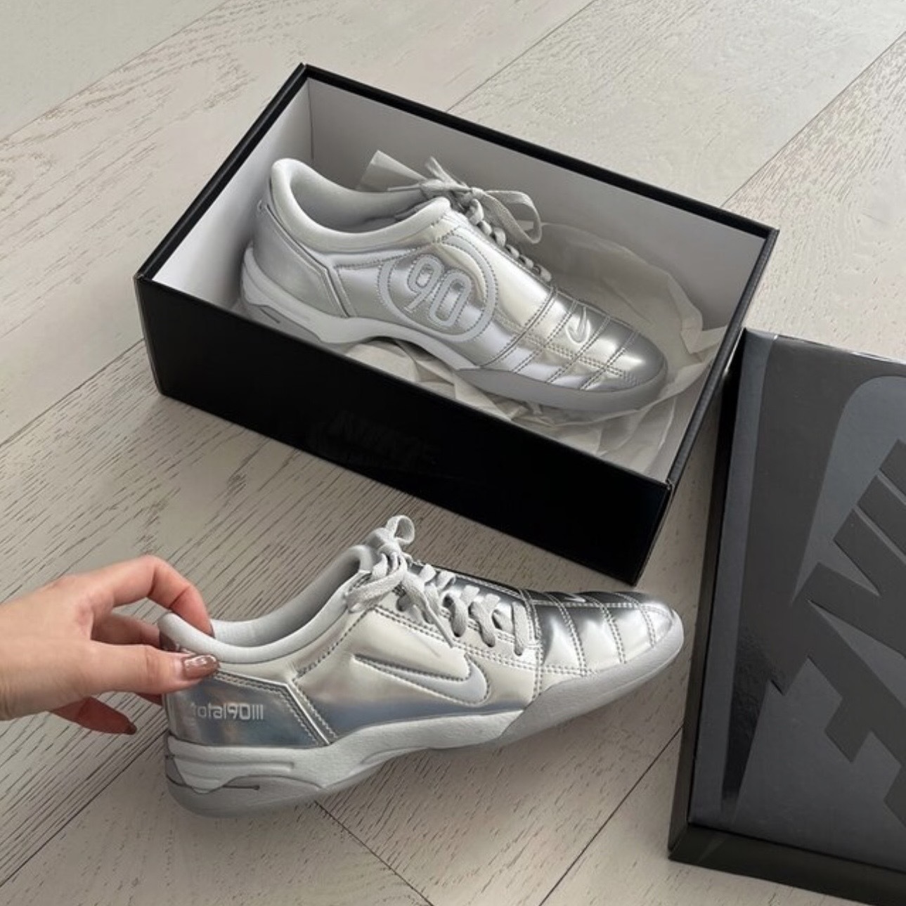 NIKE WMNS TOTAL 90 液態銀 足球鞋 不對稱 中性款 II9792-011