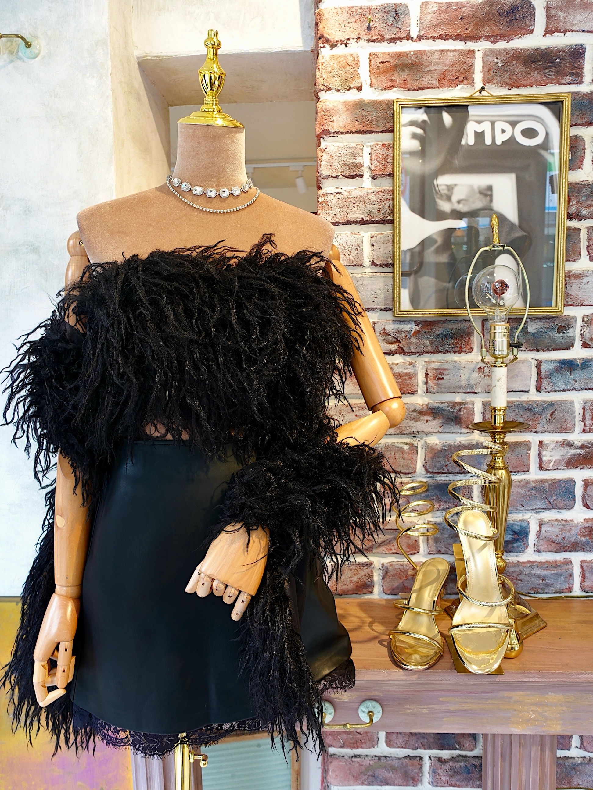 Black黑色Vegan皮草毛毛平口上衣