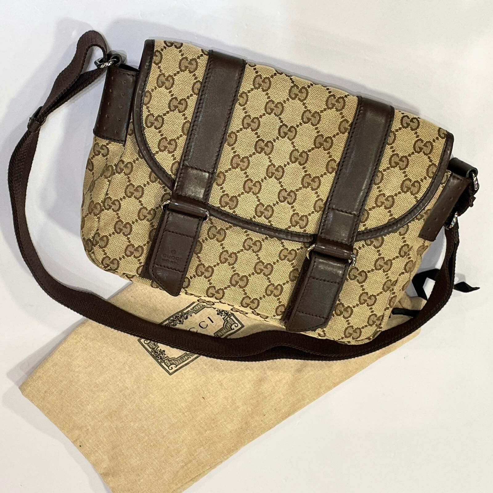 98%NEW二手GUCCI 郵差包, 145858, 卡其色老花帆布、深棕色牛皮魔術貼雙扣，古馳斜揹袋 #男女同款 #香榭站正品