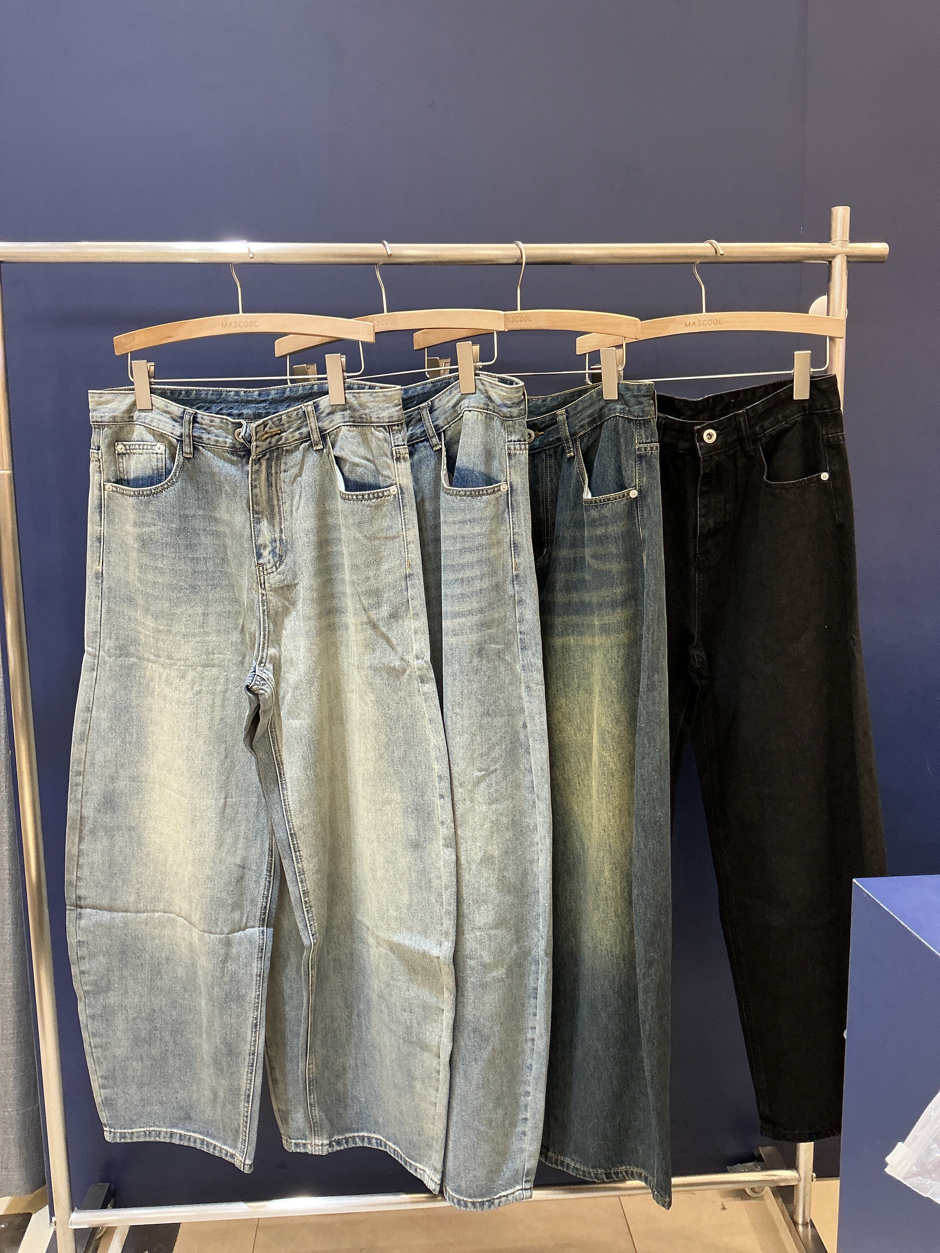 842 水洗彎刀牛仔褲