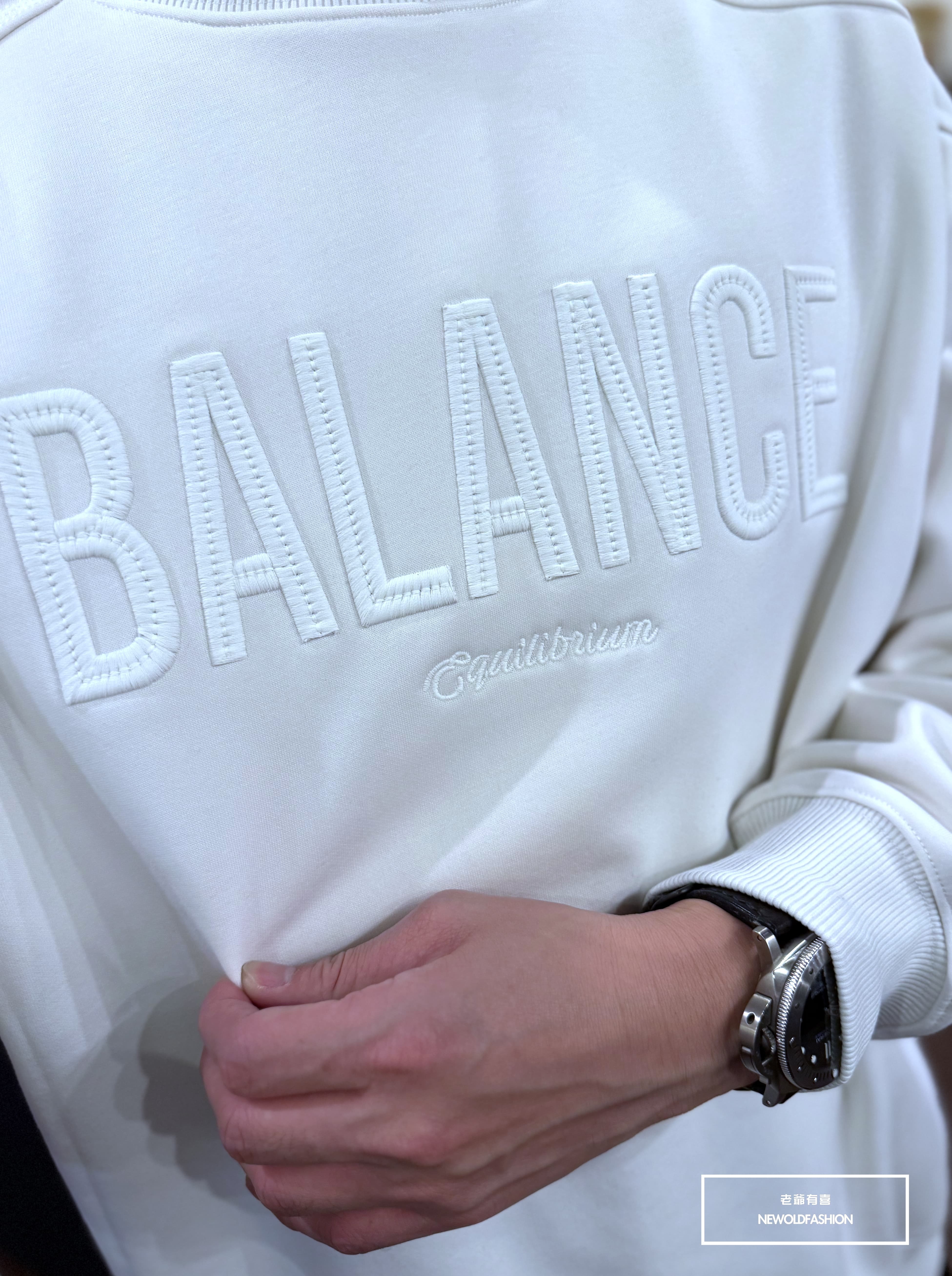 『新品上市』重磅Balance刺繡刷毛大學T(NOF2511Z6103)-米白