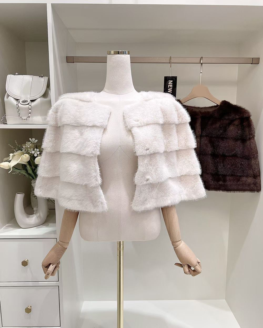 層次蛋糕排釦圓領皮草斗篷外套 / 2色