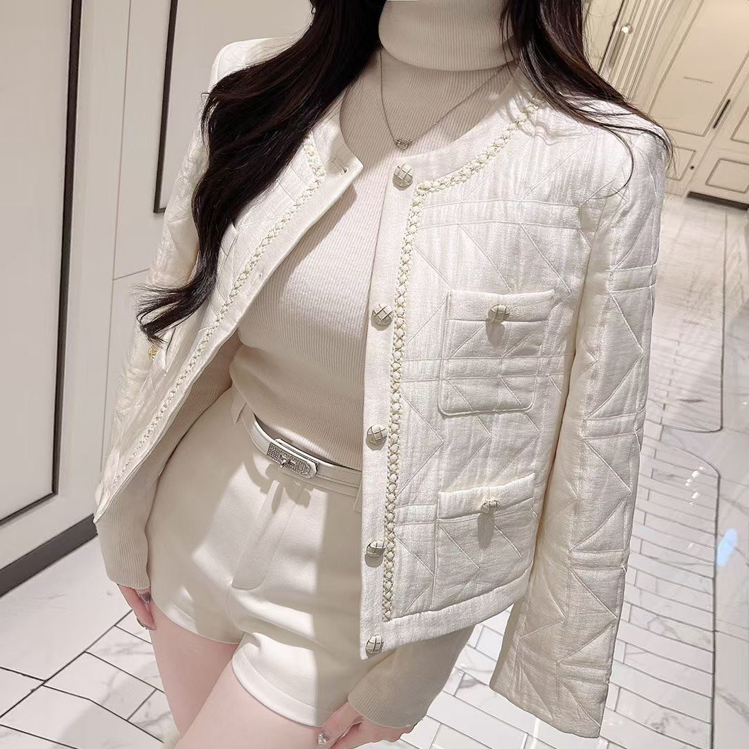 雲朵白鏈條滾邊菱格壓紋小香排釦外套