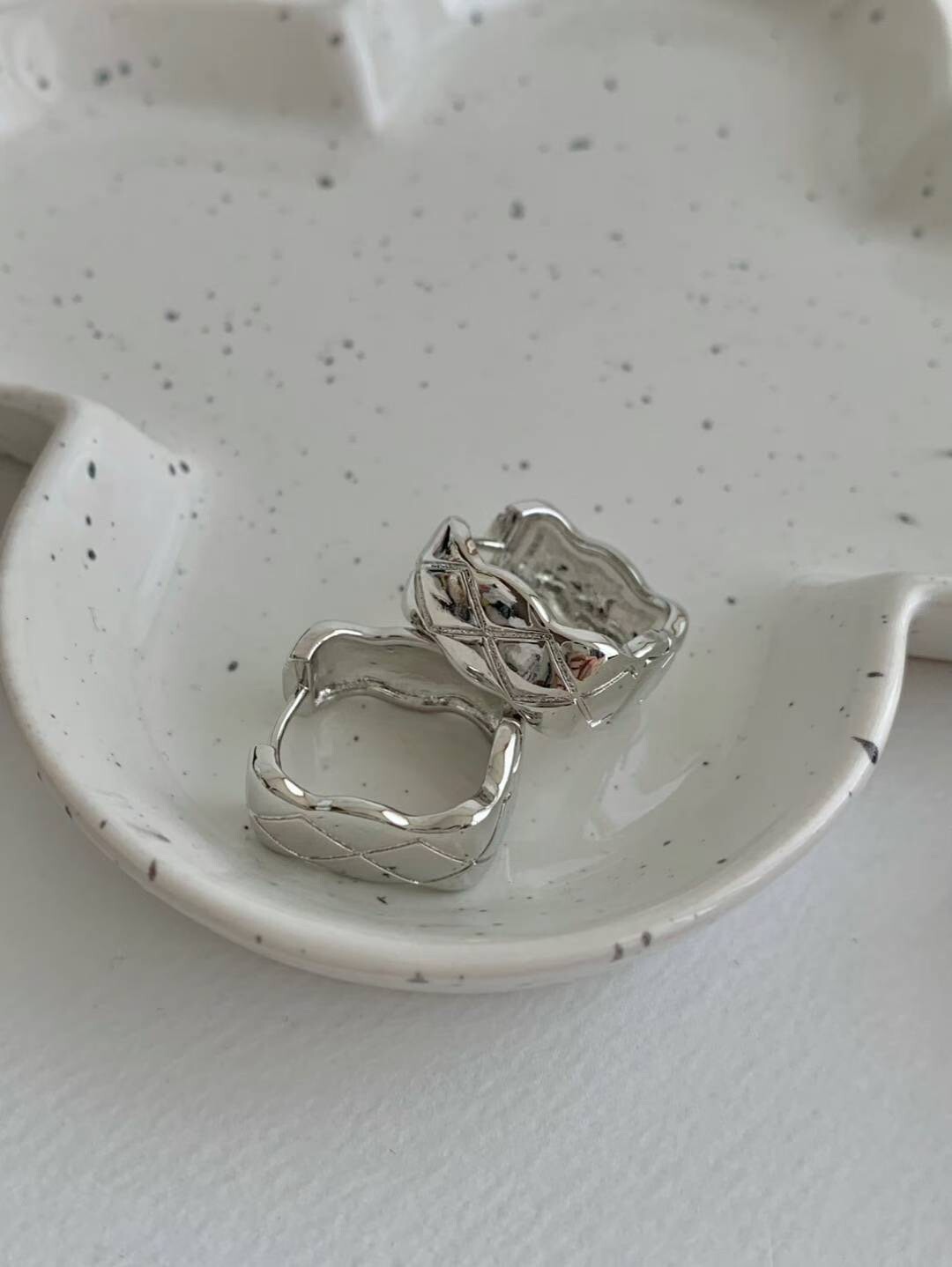 質感銀小香風菱格壓紋方框造型耳環