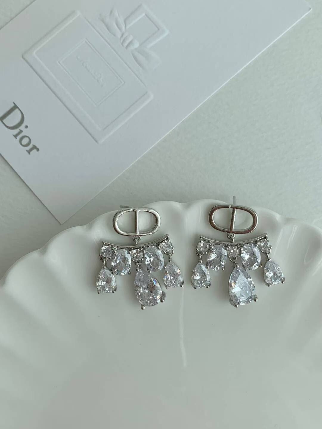 豬鼻子接水滴滿鑽造型垂墜耳環