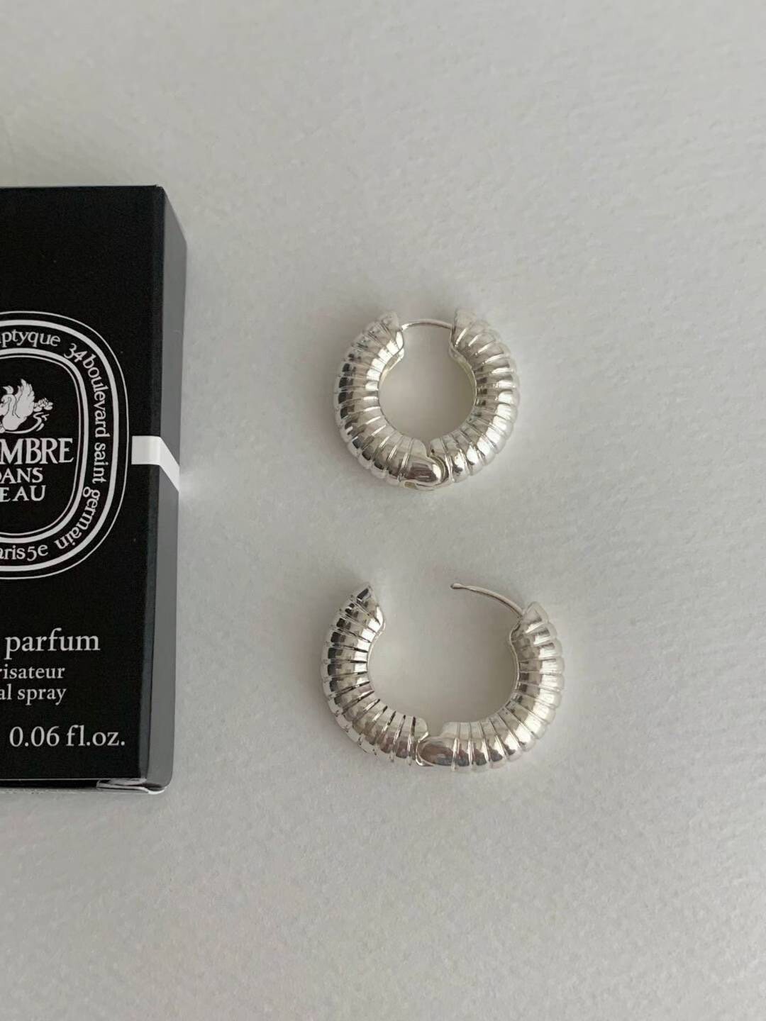 質感銀彈簧波紋造型厚片圈圈耳環