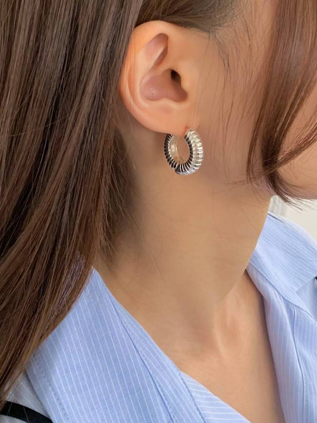 質感銀彈簧波紋造型厚片圈圈耳環