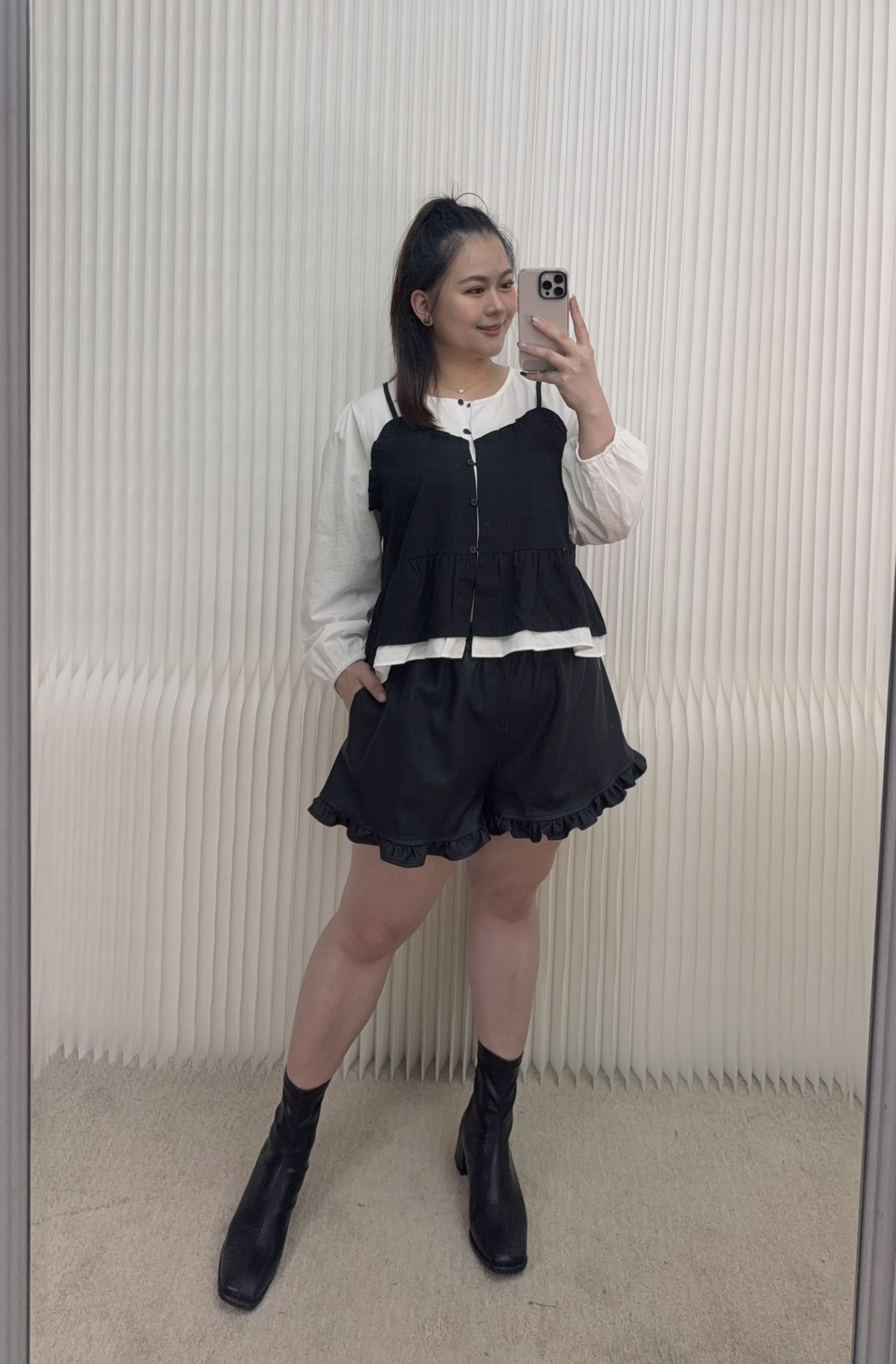 34.霧面荷葉邊皮短褲