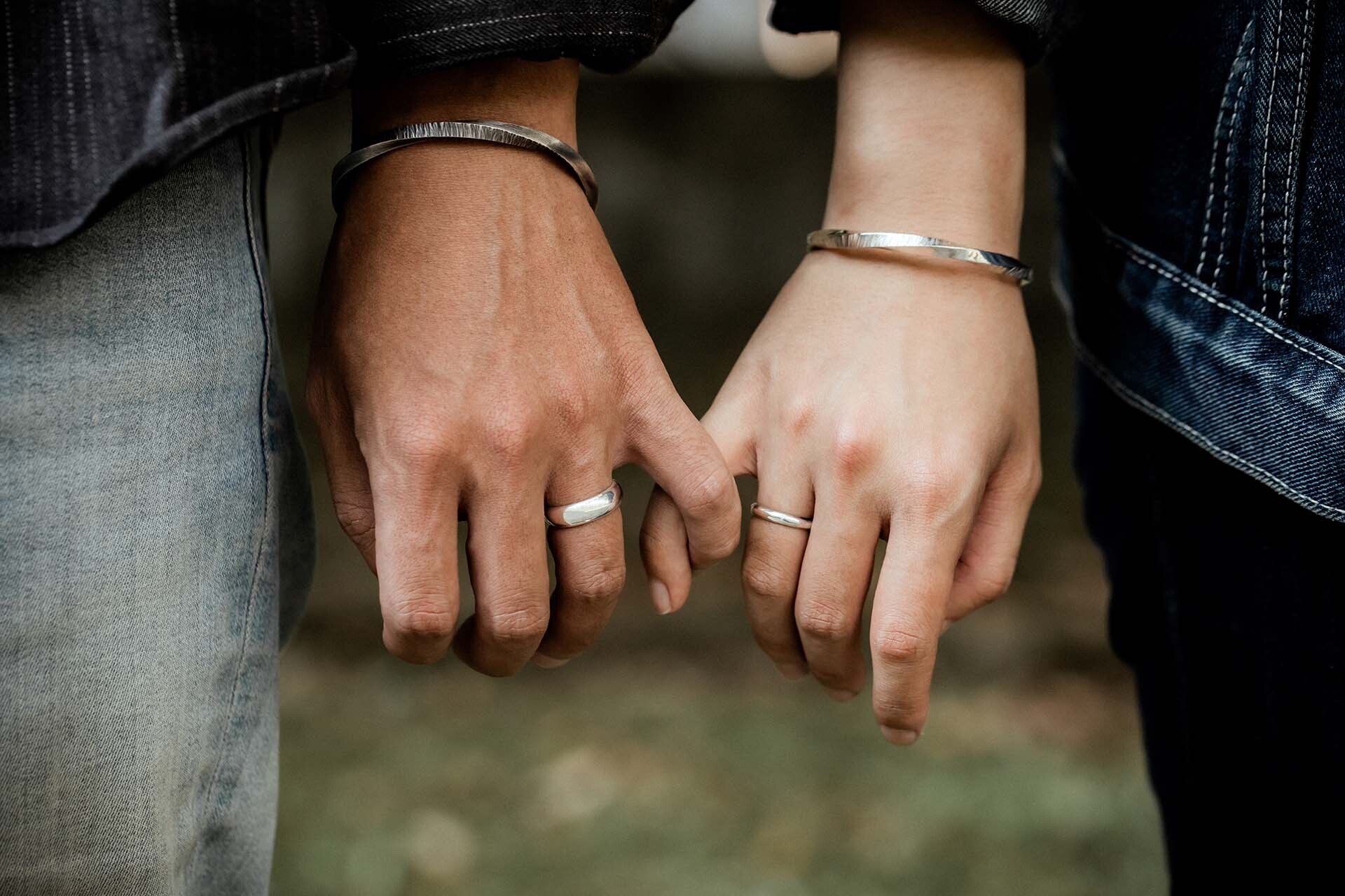 情侶對戒與手環實戴照|純銀款式、寬窄對比、日常百搭