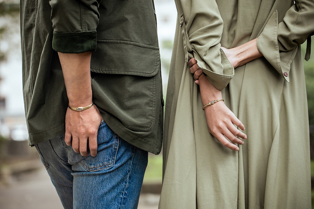 情侶手環推薦|黃銅 山紋甲.追憶 手環對戴實拍,軍綠穿搭+金色開口手環,戶外街拍風