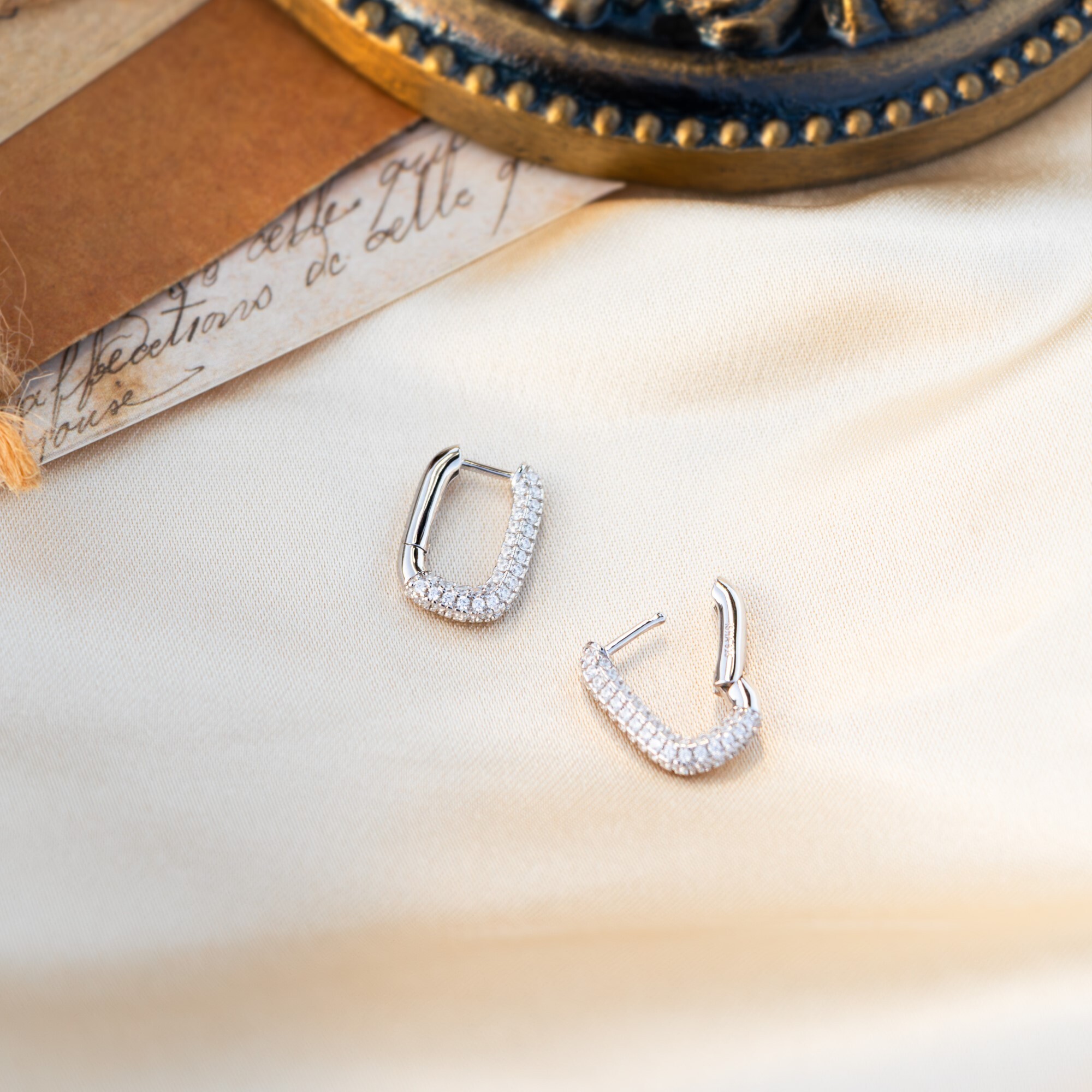 用珠寶級的鑲嵌鑲滿鋯石,搭配耳扣式的純銀耳環,具備高級感的耳環