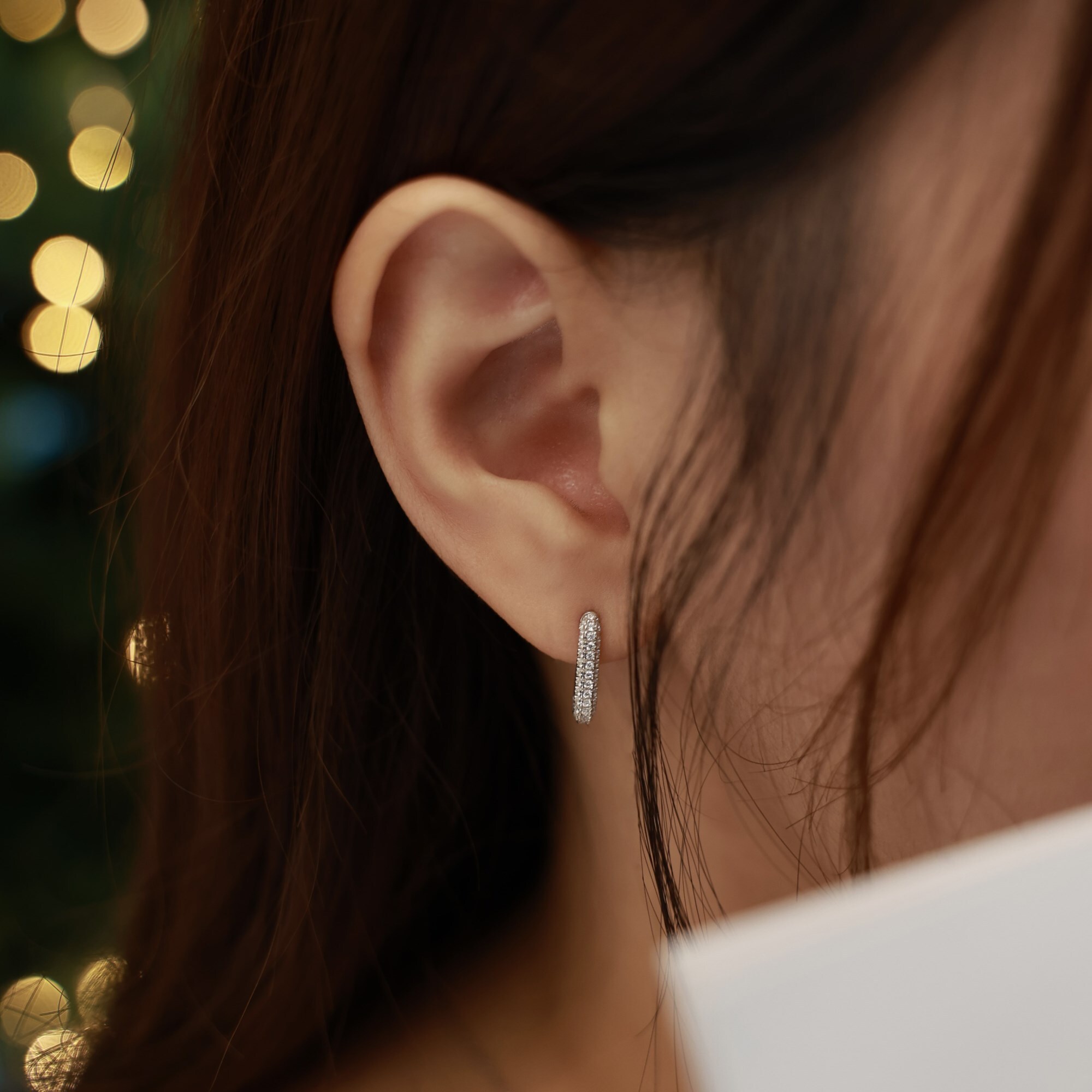 用珠寶級的鑲嵌鑲滿鋯石,搭配耳扣式的純銀耳環,具備高級感的耳環