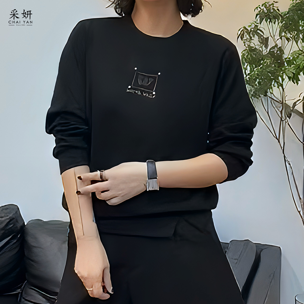 素色字母立體刺繡滑棉圓領長袖上衣