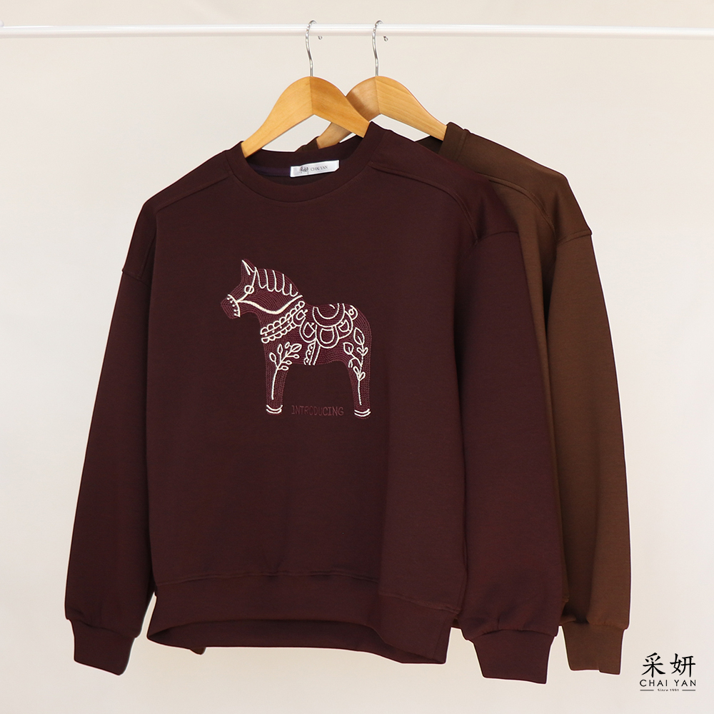 落肩圖紋小馬字母刺繡滑棉圓領長袖上衣