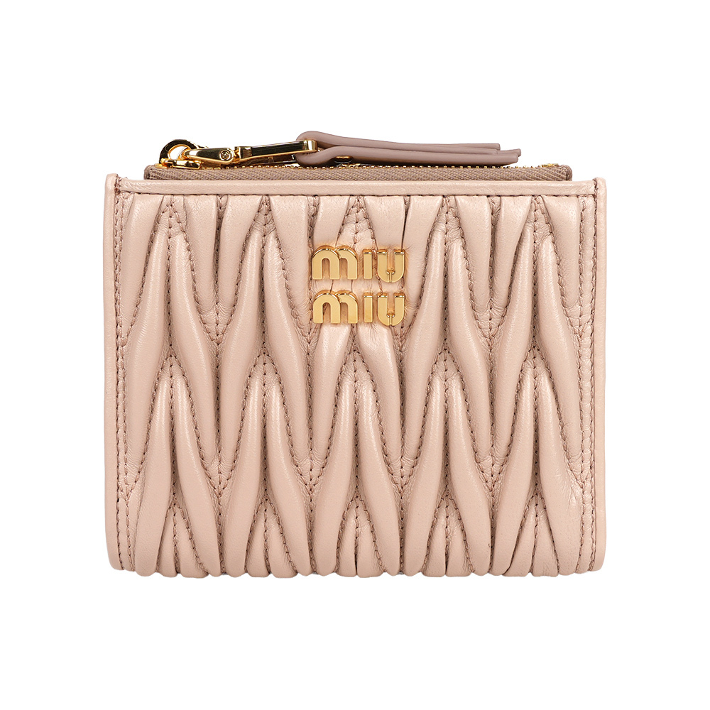 【Miu Miu】金字納帕軟皮拉鍊零錢袋釦式二折短夾(粉色)