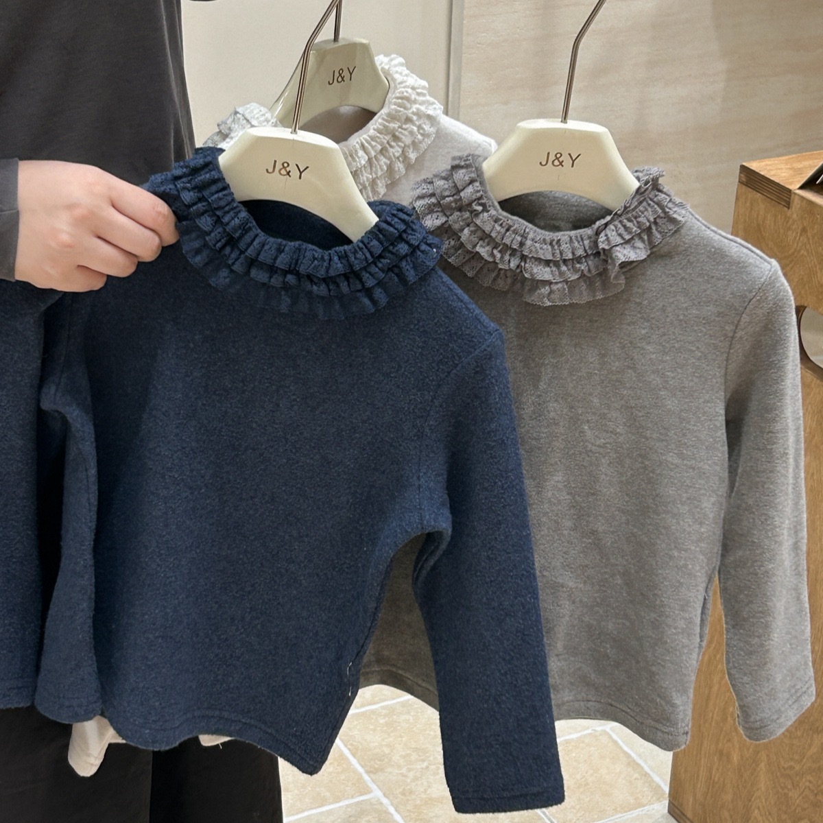 三色花邊磨毛上衣