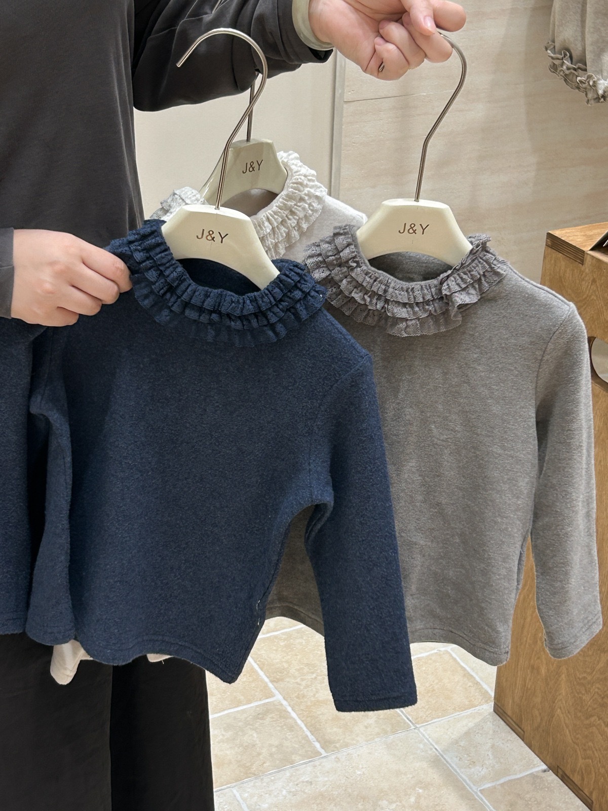 三色花邊磨毛上衣