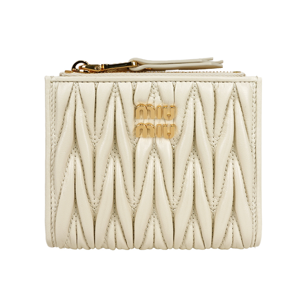 【Miu Miu】金字納帕軟皮拉鍊零錢袋釦式二折短夾(白色)