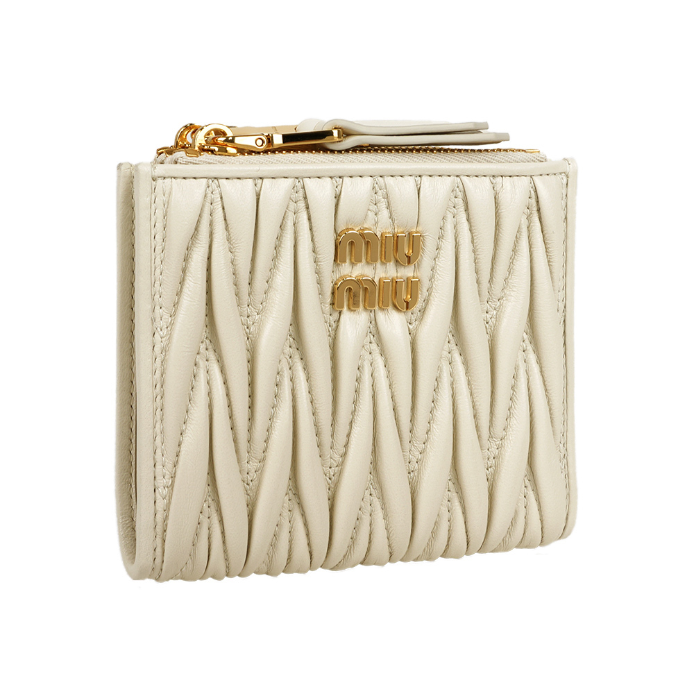 【Miu Miu】金字納帕軟皮拉鍊零錢袋釦式二折短夾(白色)
