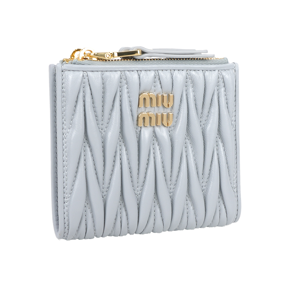 【Miu Miu】金字納帕軟皮拉鍊零錢袋釦式二折短夾(珍珠灰)