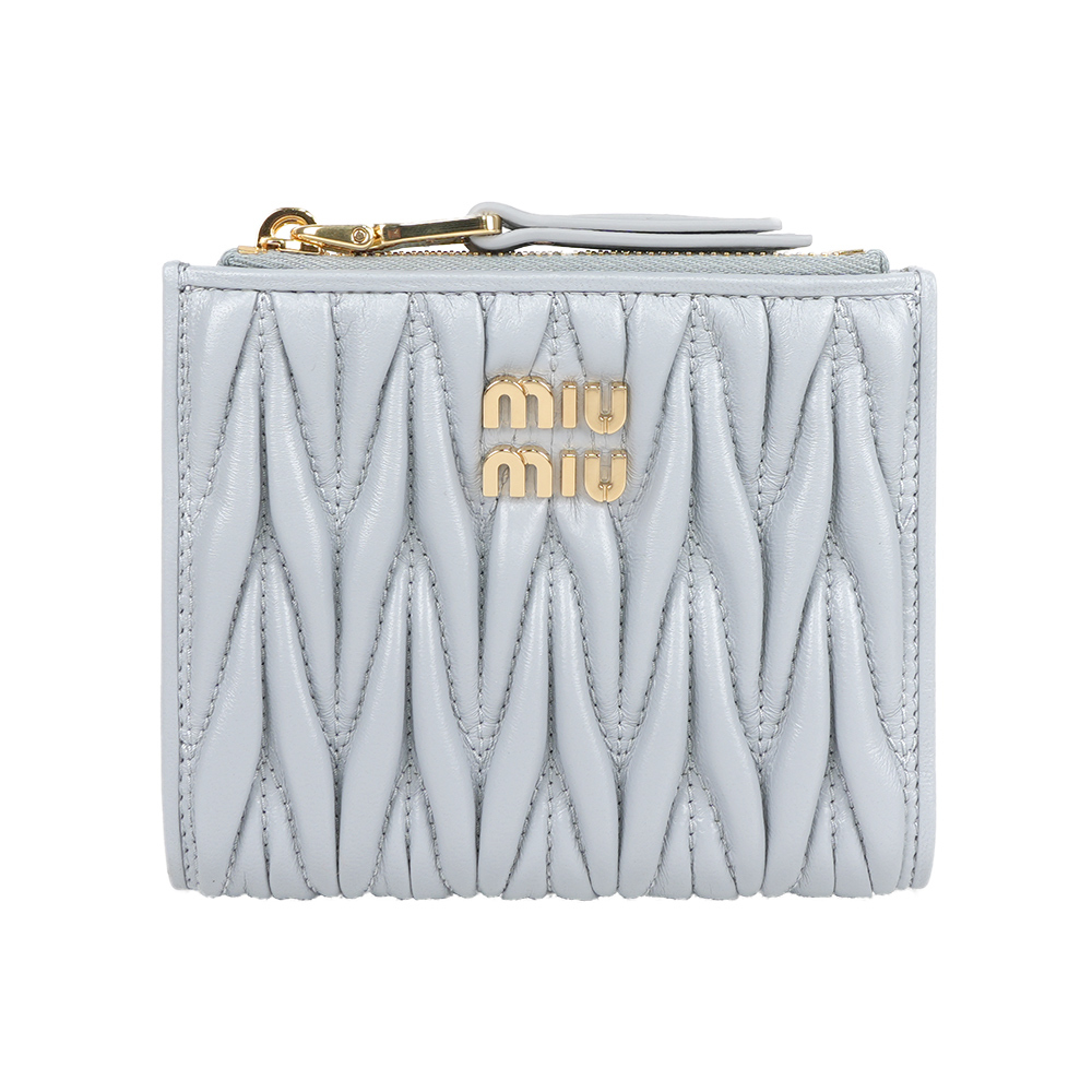 【Miu Miu】金字納帕軟皮拉鍊零錢袋釦式二折短夾(珍珠灰)