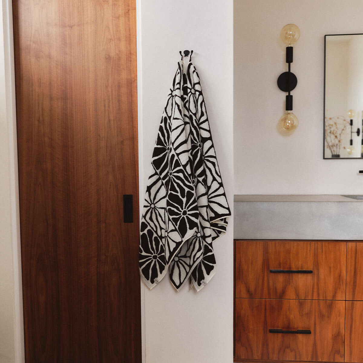 Slowtide Ciao Zen 浴巾 黑白花