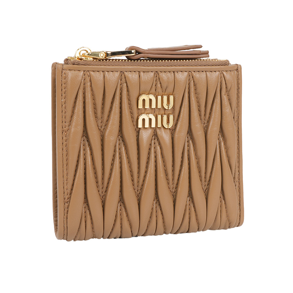 【Miu Miu】金字納帕軟皮拉鍊零錢袋釦式二折短夾(焦糖色)