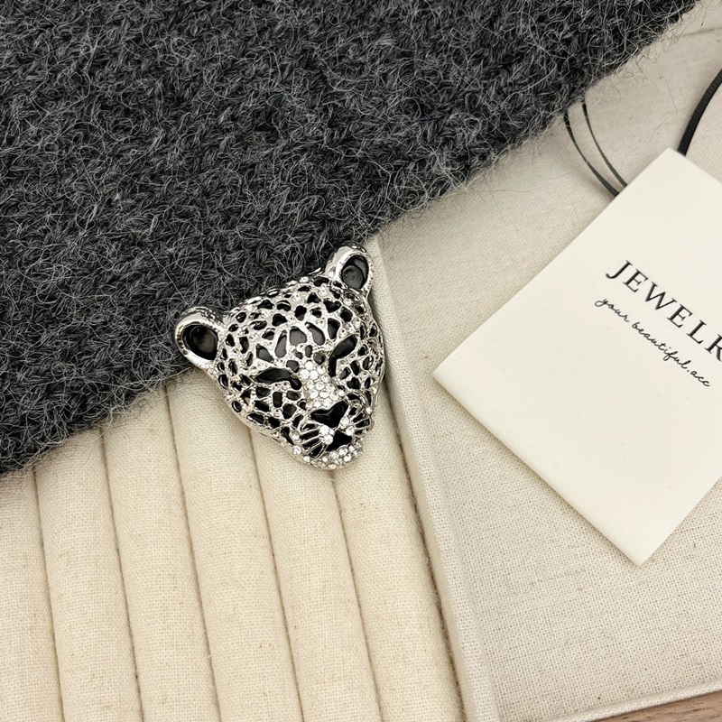 琺瑯鑽豹胸針