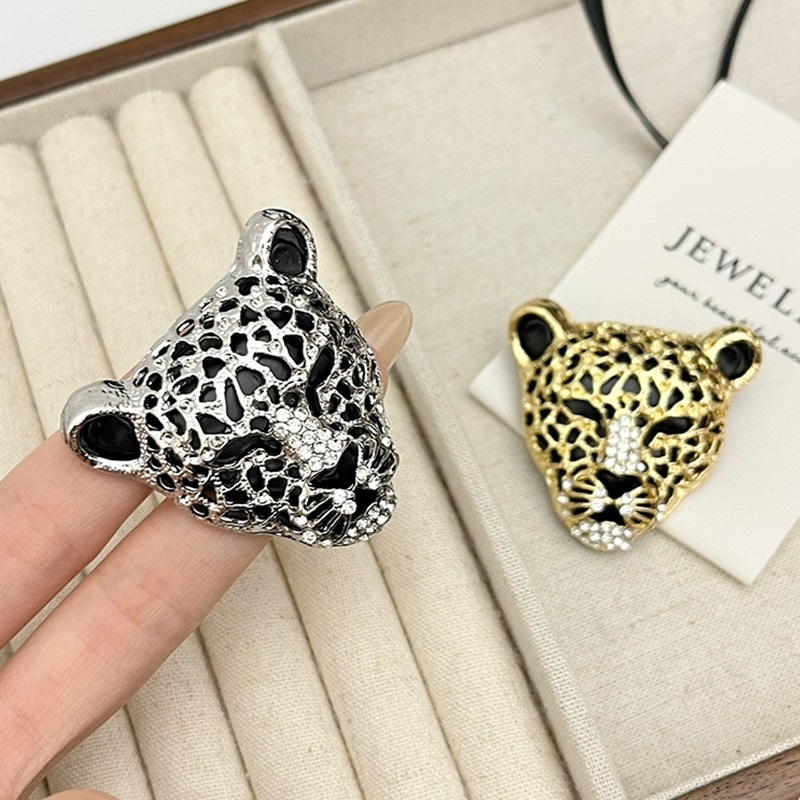 琺瑯鑽豹胸針