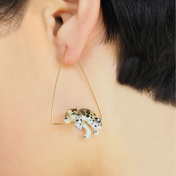 蓄勢待發豹三角型瓷耳環