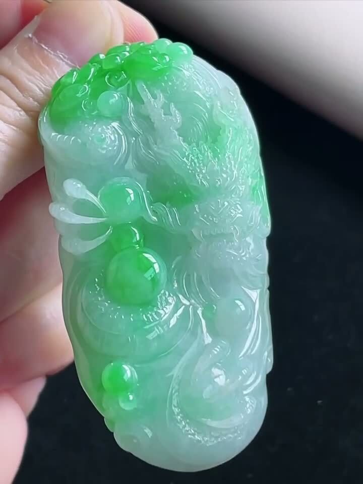 1117578 翡翠冰飄綠精雕龍牌