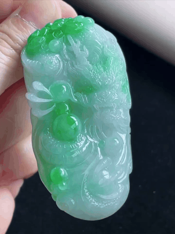 1117578 翡翠冰飄綠精雕龍牌