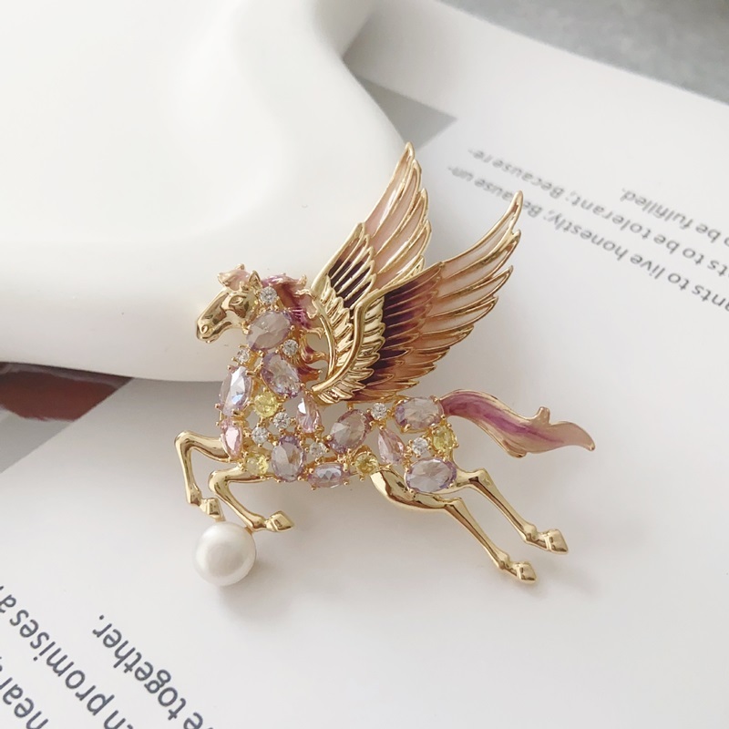 飛馬水鑽胸針