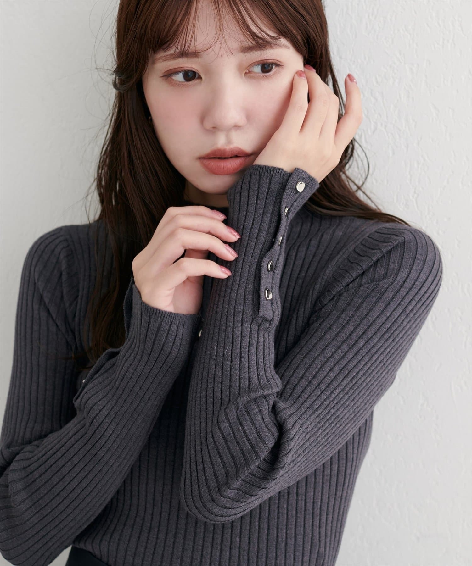 natural couture(ナチュラルクチュール)  袖口べこべこ釦プチハイリブニット炭灰（0352050050）
