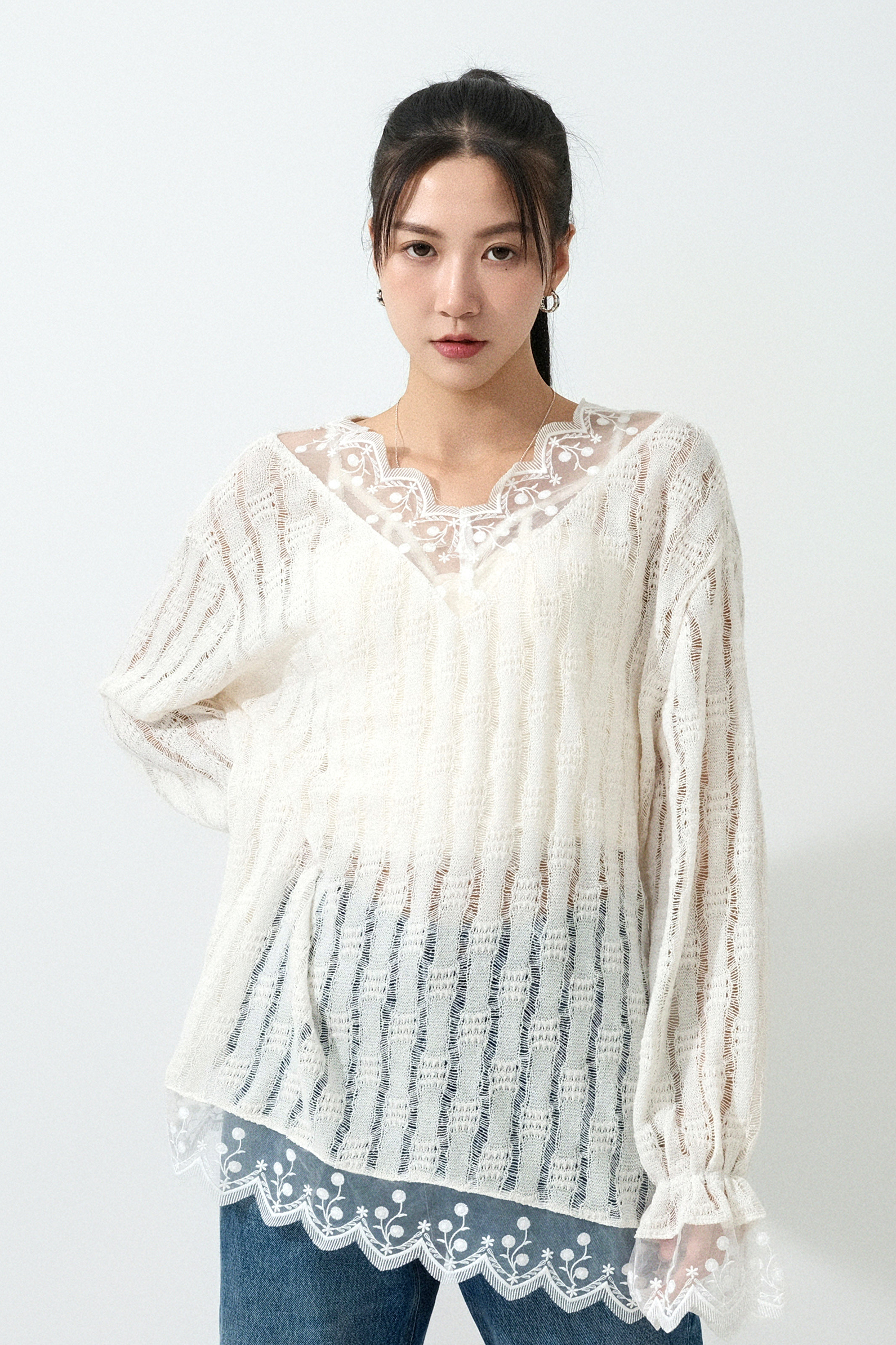 繡花網花邊通花針織上衣 (預購產品）