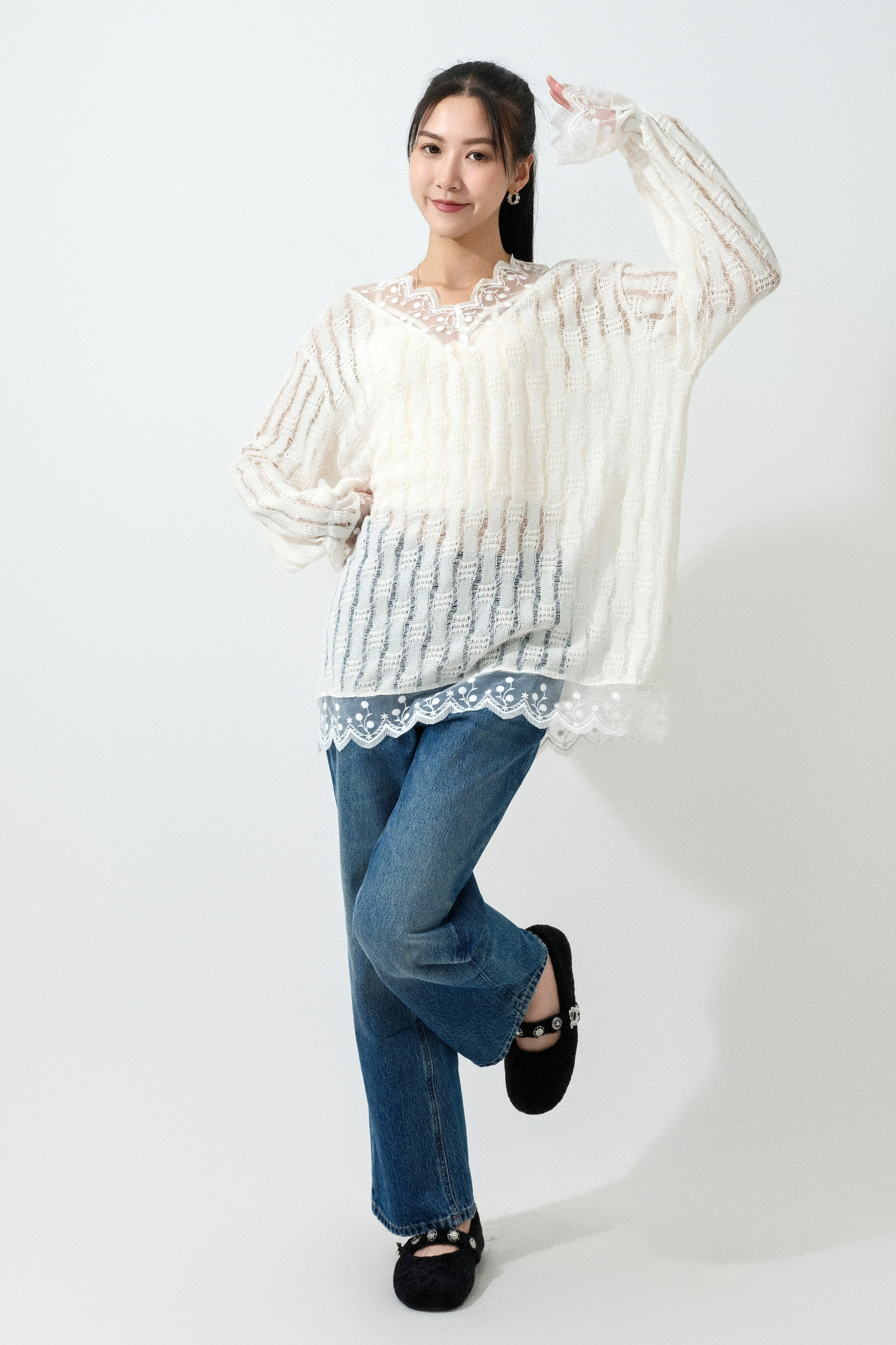 繡花網花邊通花針織上衣 (預購產品）