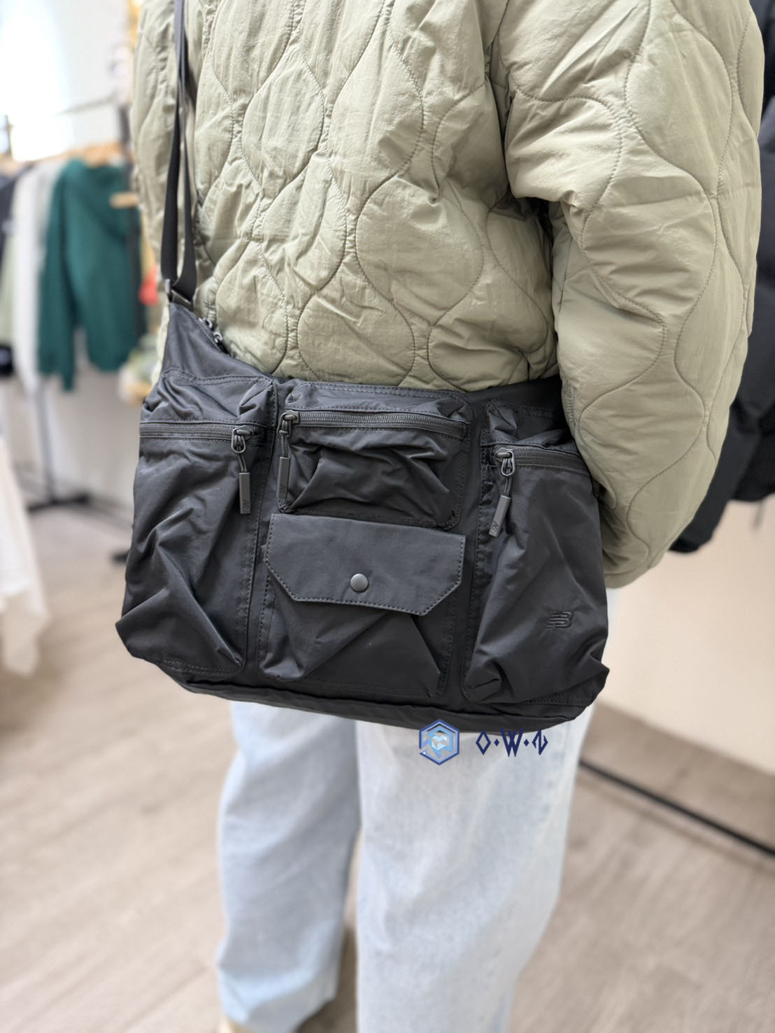 【OWN】New Balance 單肩包 側背 半月包 多口袋 大容量 城市機能 韓國限定 限量 不分男女 黑色 灰色