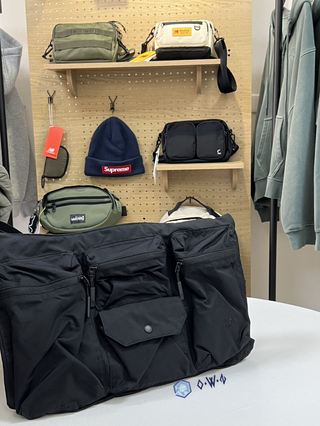 【OWN】New Balance 單肩包 側背 半月包 多口袋 大容量 城市機能 韓國限定 限量 不分男女 黑色 灰色